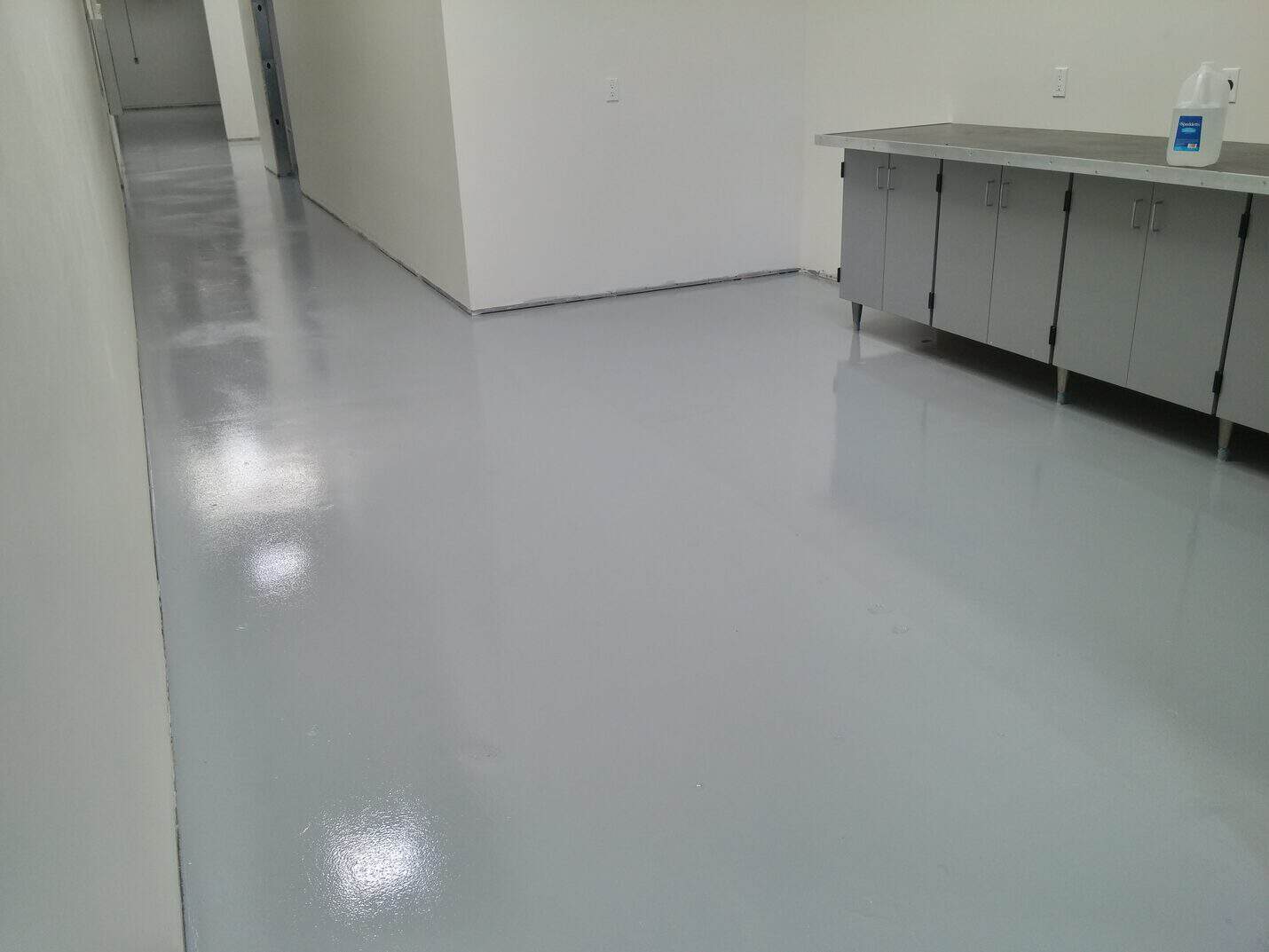 Coated floor running through to the corridor