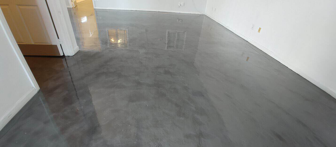 Continuous metallic floor with no thresholds between rooms