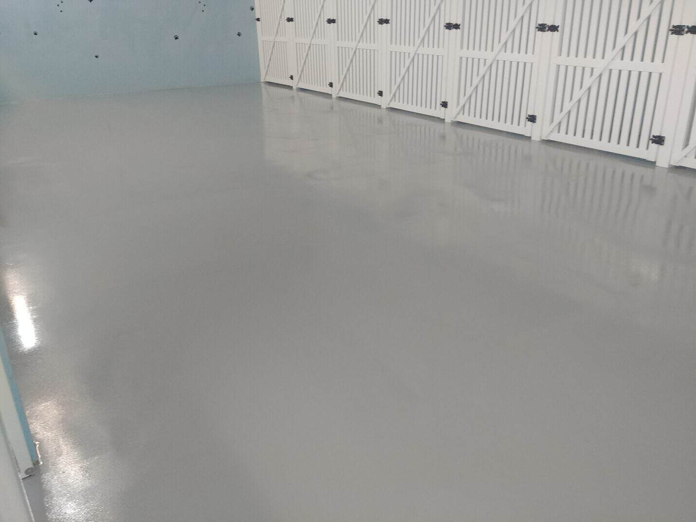 Coved epoxy base along the kennel run