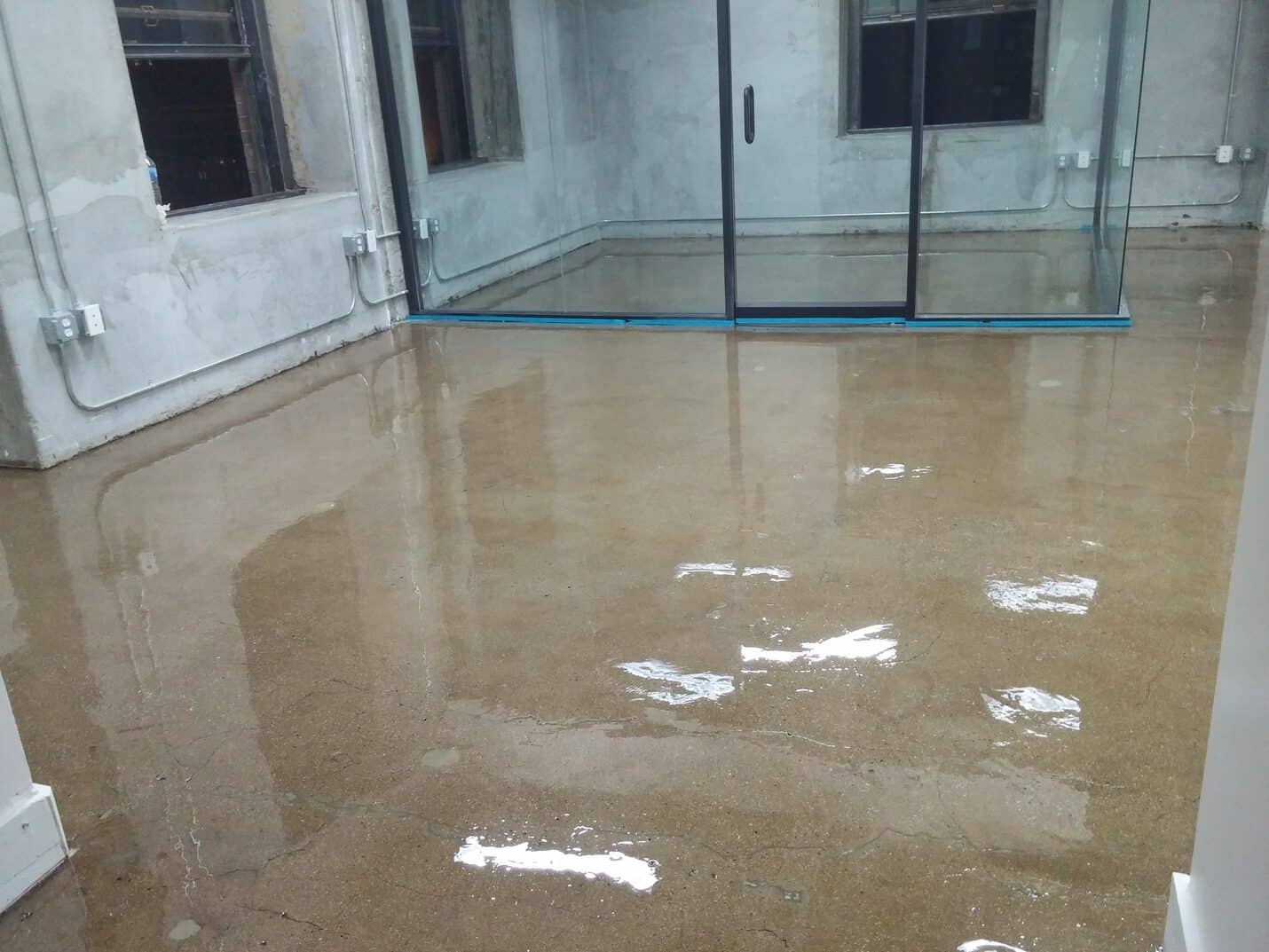 Coated floor running under the frameless glass partitions