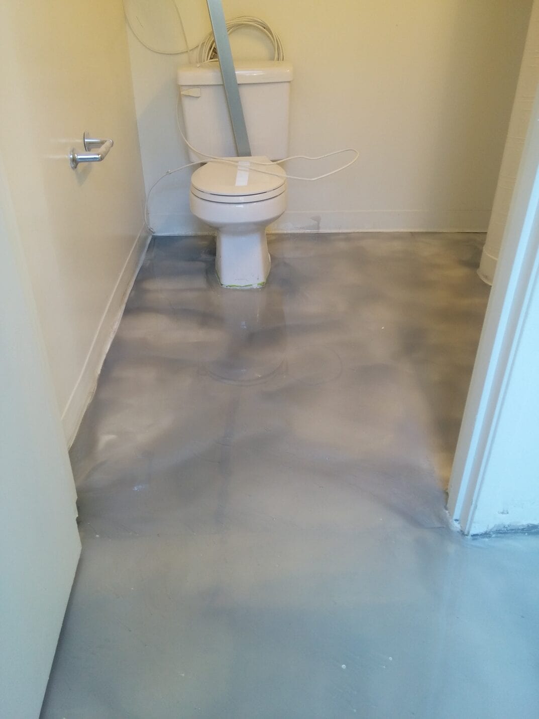 Finished metallic office floor with the crack repaired